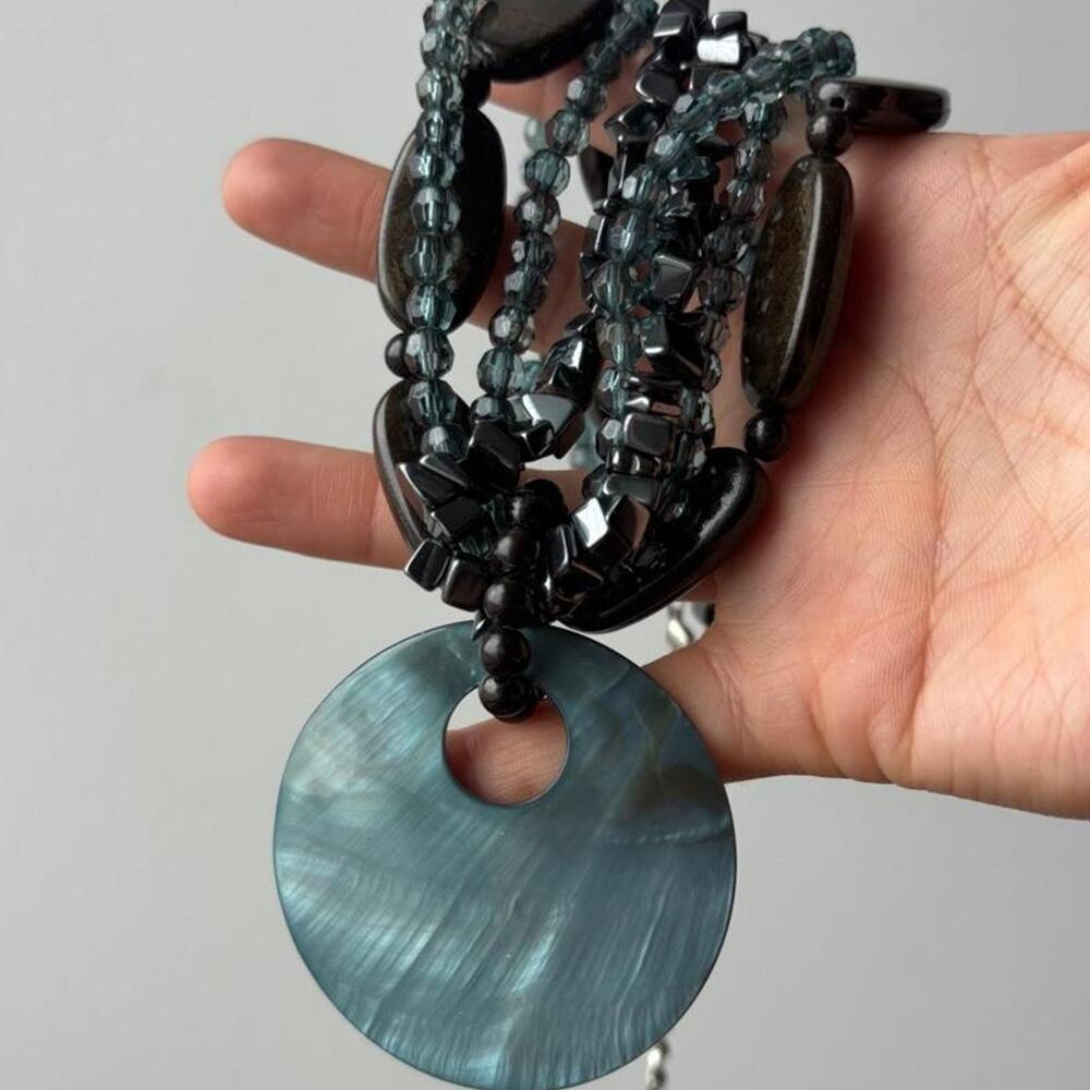 Vintage Black & blue gray beaded necklace w/circular mother of pearl pendant - Picture 3 of 3